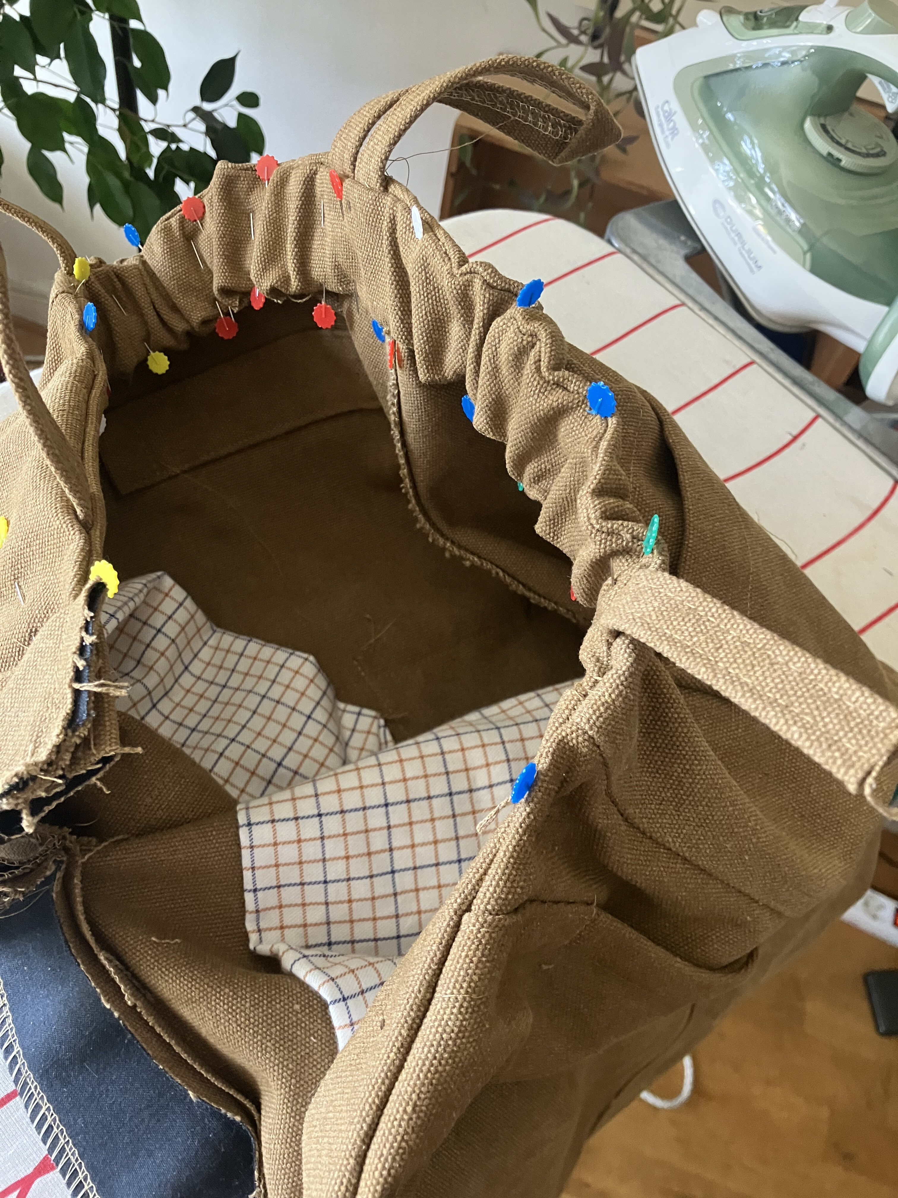 photo de construction du pantalon en toile très forte, il faut assembler la ceinture avec un élastique entre deux épaisseurs de tissu, et donc maintenir les trois couches dans la bonne position avec un grand nombre d’aiguilles