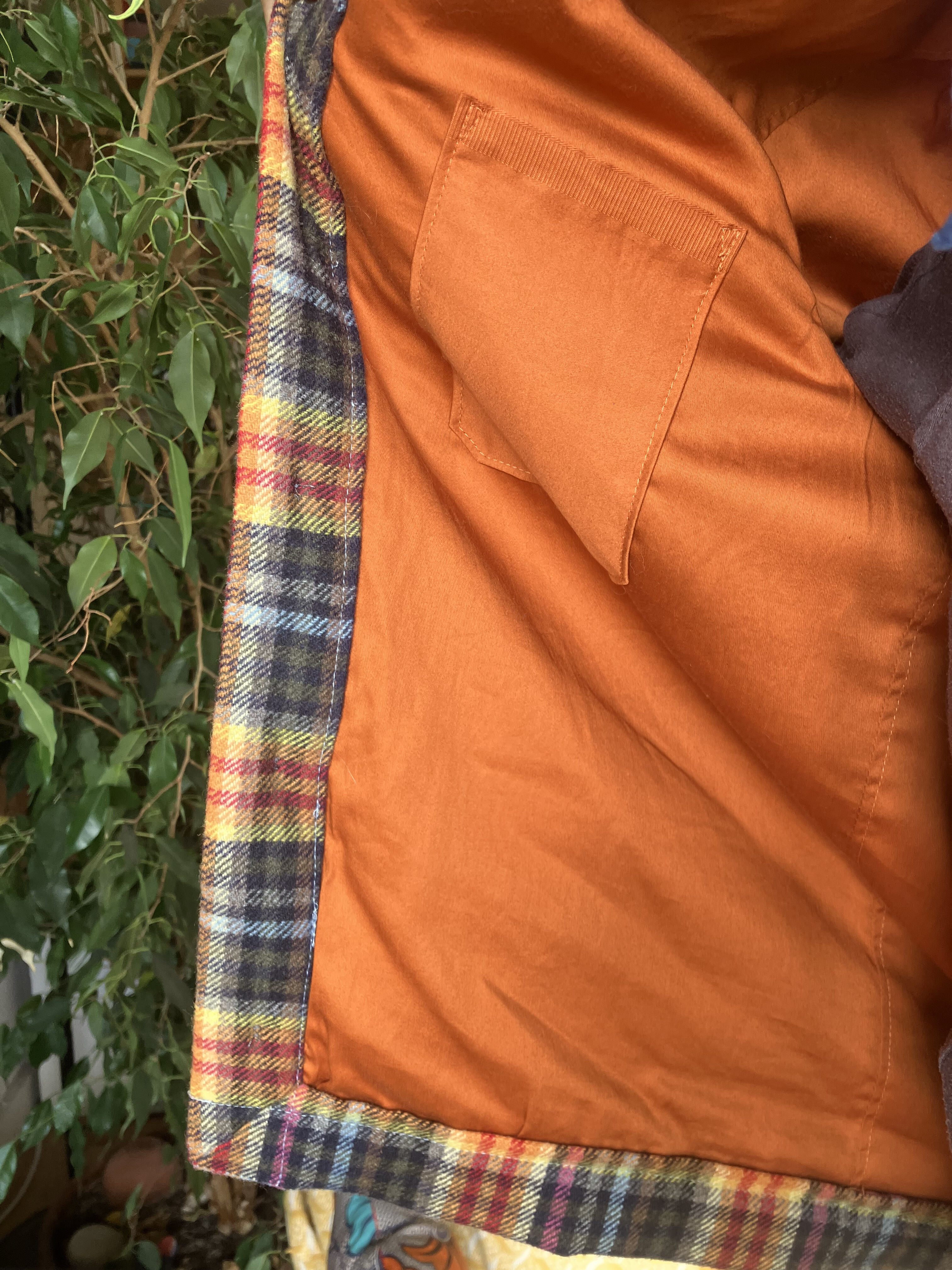 photo de la doublure de la veste, en satin orange lumineux