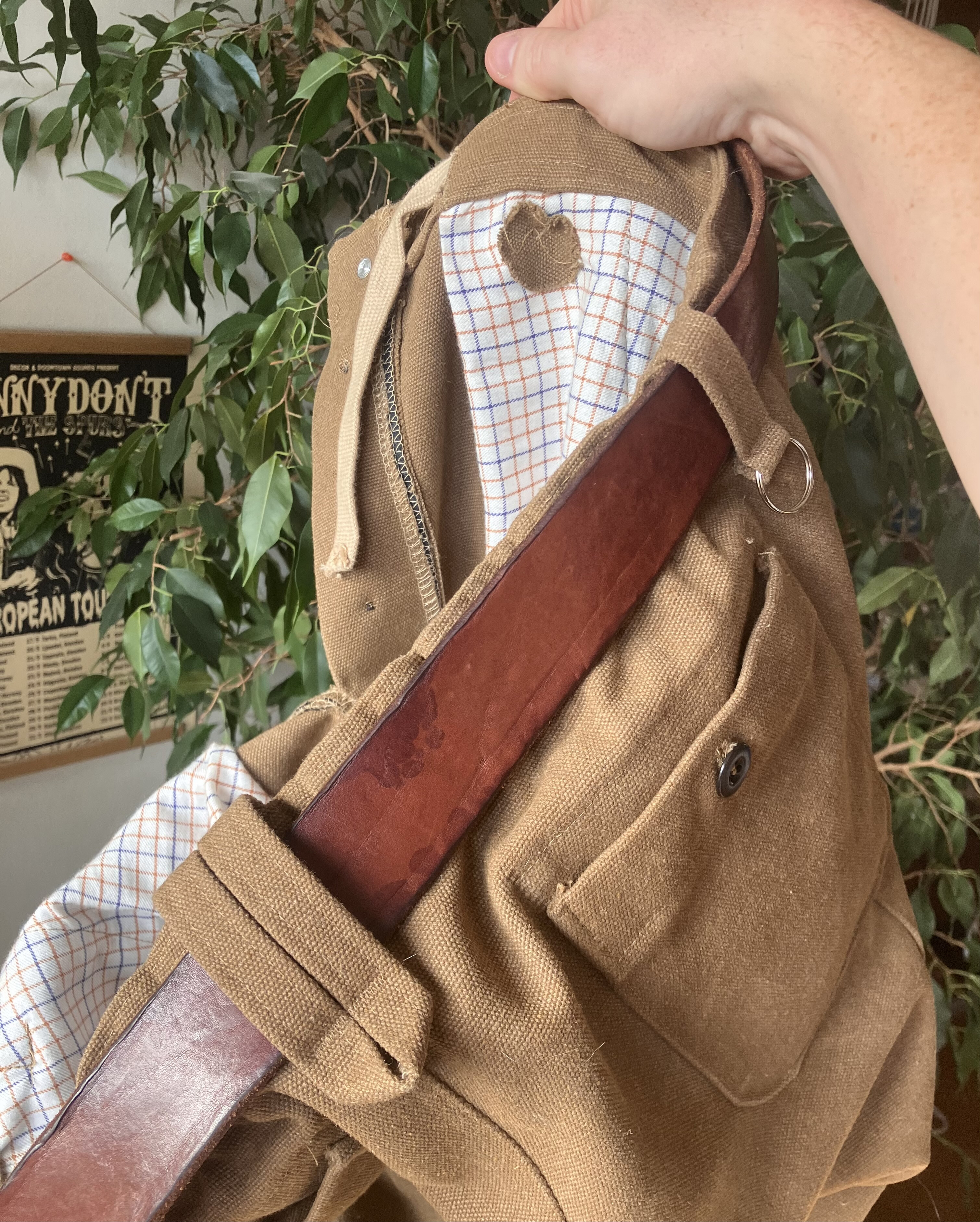 photos du pantalon de travail, on devine l’épaisseur du tissu, et on voit quelques détails de passants de ceinture ainsi que les poches à carreaux