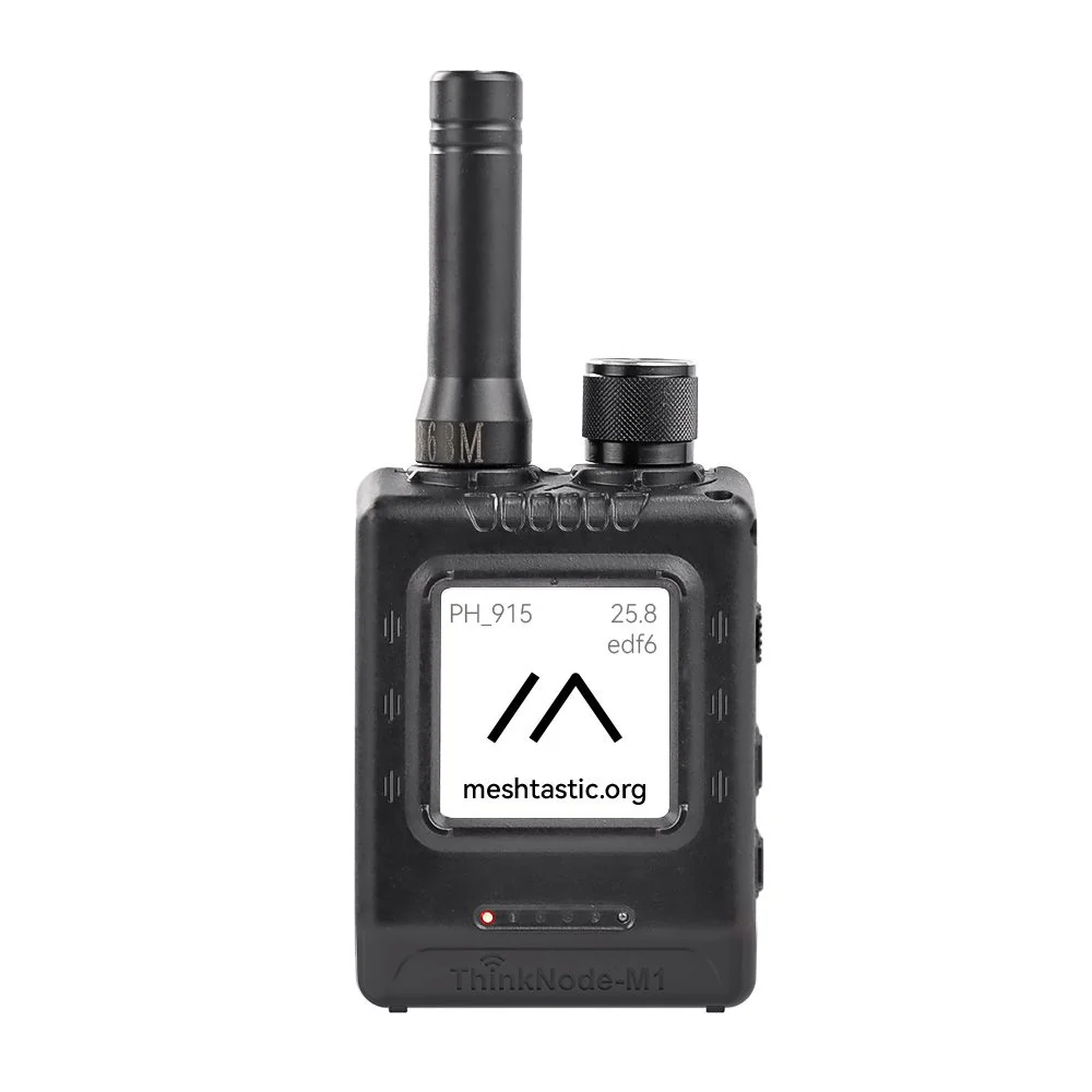 un rectangle noir qui a l’air solide et durable, avec sur le dessus une grosse antenne et un bouton et sur la face un écran blanc carré