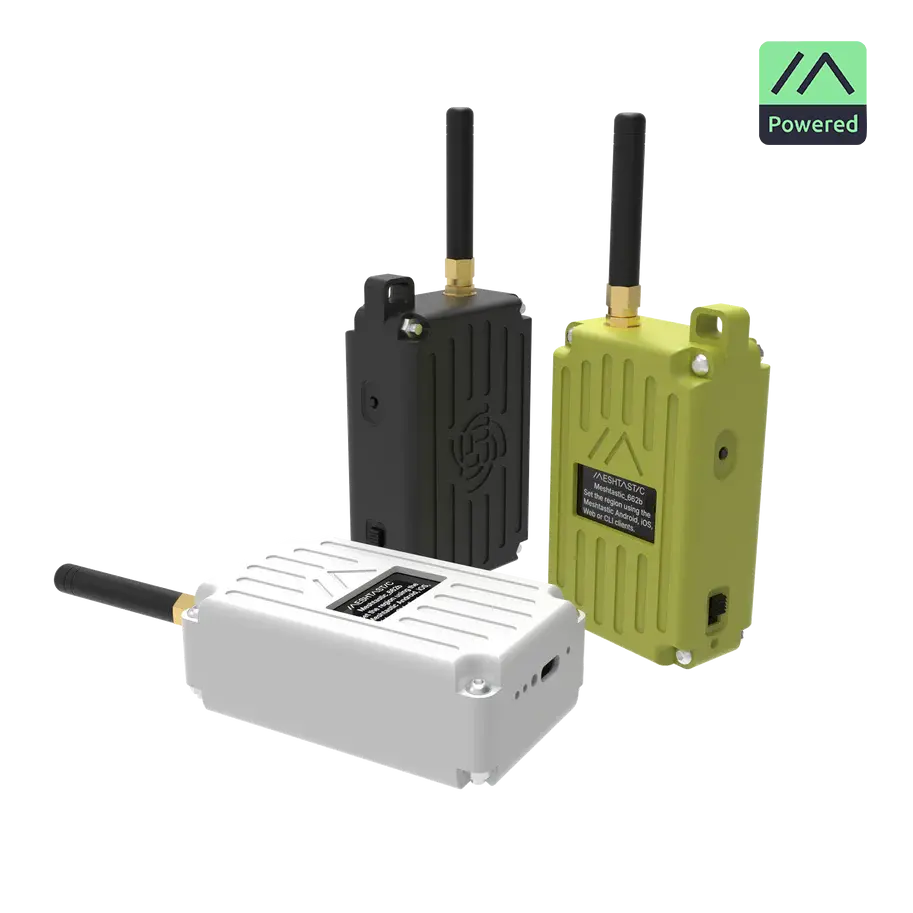 Trois modules en plastique qui a l’air solide, un noir, un vert et un blanc, avec des petites antennes et des écrans minuscules