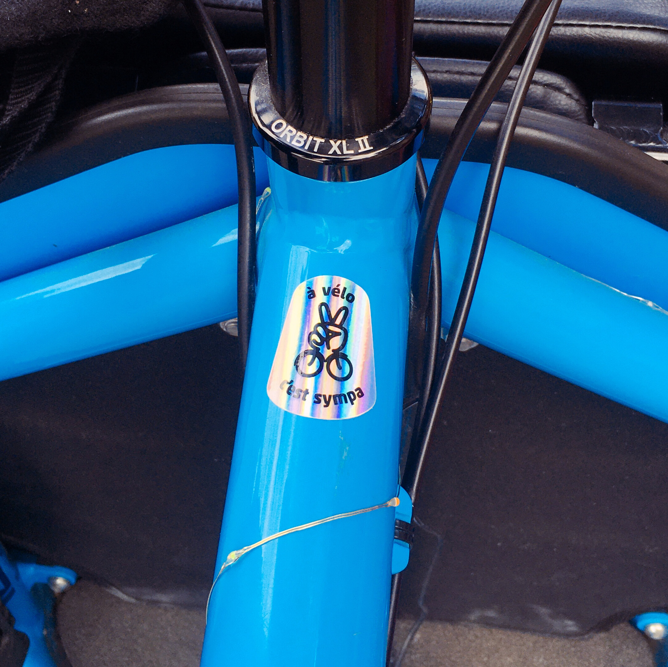 photo d’un vélo type biporteur sur lequel est collé le sticker