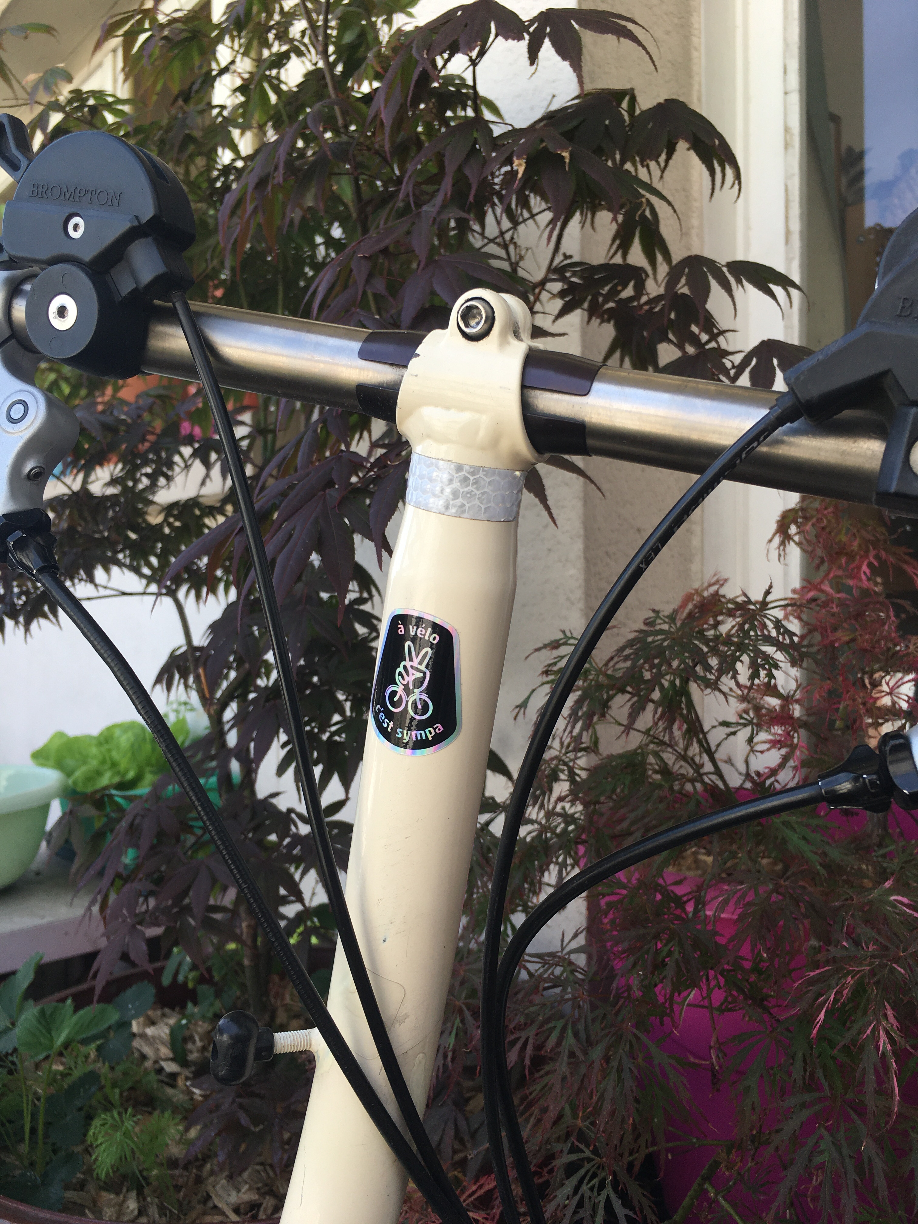 photo d’un guidon de vélo Brompton, sur le tube duquel est collé le sticker